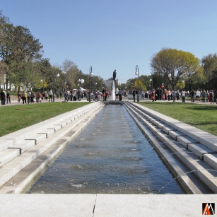 Вид от центра площади в сторону фонтана "Волга"