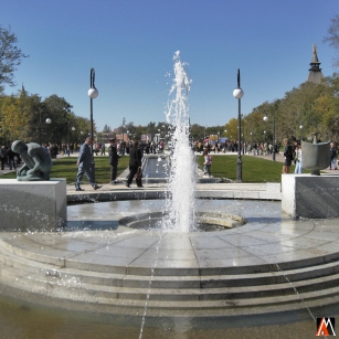 Вид от фонтана "В" на центральную часть площади